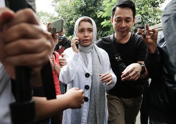 Datang ke Rumah Duka untuk Melayat Ashraf Sinclair, Sahabat BCL Tampakkan Kesedihan. Tapi, Foto Artis Ini Malah Bikin Salfok