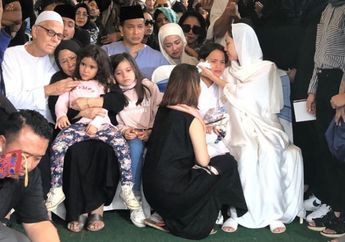 Tak Pernah Jauh dari Samping Ibunya, Noah Menangis Histeris Hingga Menatap Tajam ke Arah Makam Ayahnya Usai Ashraf Sinclair Dikebumikan