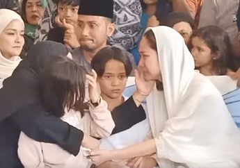Momen BCL Genggam Tangan Mertua dan Menangis Bersama di Sisi Makam Ashraf, Air Mata Tak Terbendung Lagi