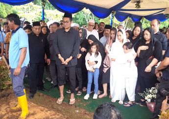 Di Samping Pusara Ashraf Sinclair, Bunga Citra Lestari Terdiam Mematung, sang Anak Tetap Berusaha Kuatkan Ibunya