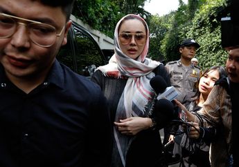 Sahabat Suami BCL Datang ke Rumah Duka, Foto Artis Ini Bikin Kita Salfok Sewaktu Melayat Almarhum Ashraf Sinclair