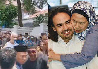 Detik-detik Haru Orang Tua Ashraf Sinclair Tiba di Rumah Duka dari Malaysia, Sang Ibu Sampai Dibopong Dua Orang Pria