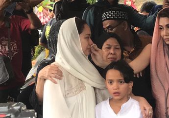 Noah Sinclair Menangis Sambil Kuatkan Bunga Citra Lestari di Samping Pusara Ayahnya