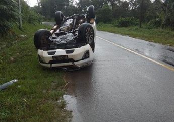 Kejadian Toyota Fortuner Terbalik di Bangka, Begini Nyetir di Jalan Licin Akibat Hujan