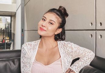 Pamer Foto Lilitkan Ular di Lehernya, Awkarin Justru Bikin Netizen Berdecak Kagum: Bagus Syalnya Beli di Mana?