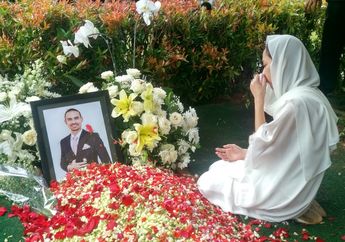 Kembali Datangi Pusara Ashraf Sinclair Sehari Setelah Dimakamkan, Mata BCL Bengkak Karena Menangis Sepanjang Malam