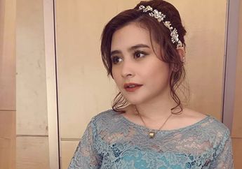 Manisnya Penampilan Menawan Prilly Latuconsina Pakai Kebaya Modern Biru Saat Kondangan!