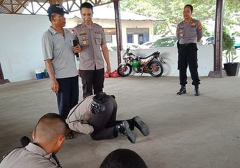 Pria Berseragam Polisi Cium Kaki Seorang Penjual Sate di Polres Palu, Ini Fakta di Balik Foto Viral Tersebut