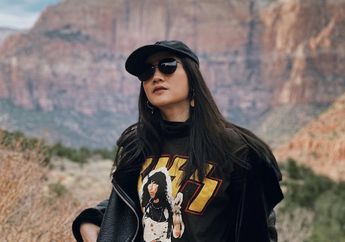 Anti Boring! Tiru 4 Trik Padu Padan Kaos Hitam Ala Febby Rastanty!