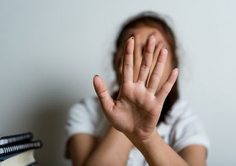 Dilecehkan Bapak Tiri Sejak SD, Gadis Ini Sampai Disetrum dan Jendela Kamarnya Dilempar Barbel, Sang Mama Hanya Anggap Itu Ketegasan Seorang Ayah