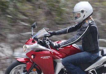 Kaca Helm Berembun Saat Berkendara di Kondisi Hujan, Begini Cara Mengatasinya