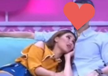 Digosipkan Nikah Siri dengan Ivan Gunawan, Ayu Ting-Ting Malah Blak-Blakan Gelendotan dengan Pria Tampan di Depan Banyak Orang Hingga Mengaku Penuhi Kriteria Sebagai Calon Istri Idaman