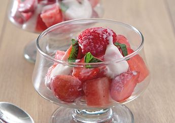 Resep Red Fruit Yoghurt Salad Enak, Camilan Sehat yang Bikin Perut Kenyang