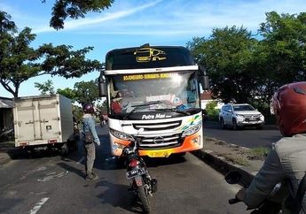 Viral Foto Seorang Pengendara Motor yang Nekat Memarkirkan Motornya Demi Hadang Bus yang Lawan Arus, Netizen: Bus Aja Dihadapi, Apalagi Orangtuamu...