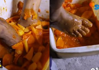 Bikin Mual! Viral Video Pembuatan Saus Tomat Busuk yang Diinjak dengan Kaki! Pedagang Mengaku Tak Pernah Cuci Kaki, 'Orang Kan Nggak Tau Mas!'