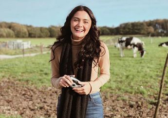 Ide Outfit Buat Tampil Keren Pakai 4 Model Boots Ala Amanda Rawles!