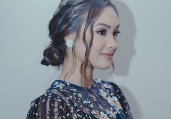 Elegan! 4 Ide Dress Hitam Buat Kondangan Ala Caitlin Halderman