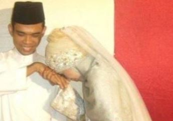 Mengiris Hati, Ditalak Cerai Wanita Ini Justru Unggah Potret Lawasnya Saat Cium Tangan Suami untuk Pertama Kali: Tak Ada yang Abadi!