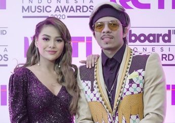 Tak Malu Makan di Pinggir Jalan, Atta Halilintar dan Aurel Hermansyah Nikmati Mie Instan di Warung Kopi Sepulang dari Billboard Indonesia Music Awards 2020!