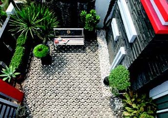Ritme Geometris Tekstur Batu, Taman Kering Ini Percantik Fasad Rumah