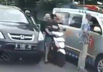 Tak Terima Mobilnya Disenggol, Seorang Pria Berhasil Kabur Setelah Pukul Driver Ambulans!