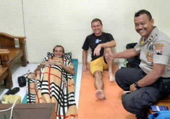 2 Bule Rusia Kehabisan Uang Saku Saat Lakukan Perjalanan Jakarta-Bali dengan Sepeda, Kapolsek Genuk Belikan Mie Rebus dan Sediakan Tempat Tidur