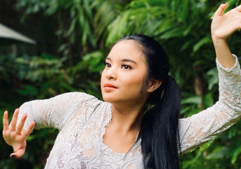 Ayu Tenan! Ini 5 Tampilan Cicit Soekarno Pakai Kebaya & Batik!
