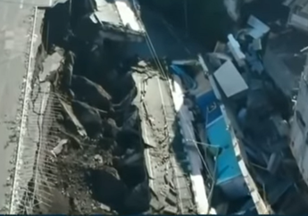 Video Detik-detik Ruko di Jember Ambruk Hingga Setengah Badan Jalan Amblas Sedalam 4 Meter, Diawali Bunyi Gemuruh!