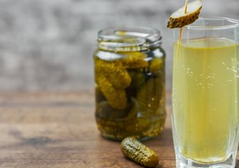 Enggak Terduga, Ini 7 Manfaat Kesehatan Minum Air Acar Tiap Hari!