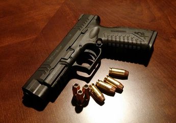Sambangi Sekolah Anaknya Sambil Bawa Pistol Layaknya Seorang Koboi, Aksi Wali Murid yang Labrak Kepala Sekolah Gegara Tegur Buah Hatinya Saat Main Handphone Sukses Buat Warga Kocar-kacir