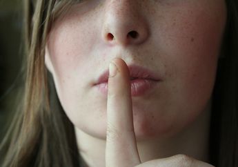 5 Arti Kedutan di Bibir Atas Menurut Primbon Jawa, Bakal Ada Apa?