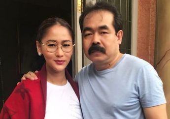 Biasa Tampil Kaku, Adam Suseno Bikin Salfok dengan Ekspresi Lucunya Saat Main TikTok Bersama Inul Daratista, Netizen: Melet-melet Manja!