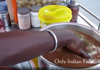 Pembeli Tetap Lahap Santap Makanannya, Pedagang Ini Viral Lantaran Aduk Kuah dan Saring Rempah-Rempah Gunakan Tangan Kosong, Aksinya Sukes Bikin Warganet Jijik: Kayanya Imun Orang India Lebih Kebal