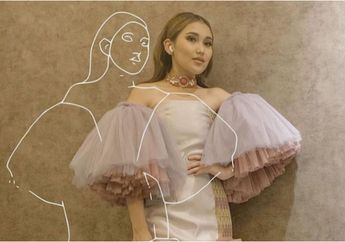 Ayu Ting Ting Unggah Foto Sederhana Hanya Kenakan Celana Pendek dan Sandal Jepit dengan Kaki Diperban, Netizen: Gagal Fokus, Kakinya Kenapa Tuh?