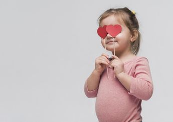 Populernya Nama Bayi Perempuan Islami, Ini yang Harus Moms Pertimbangkan Sebelum Memberi Nama Si Kecil