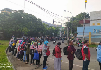 Niat Hati Kurangi Social Distancing untuk Cegah Virus Corona, Antrean di Halte Transjakarta Justru Mengular, PT Transjakarta : Operasional Kami Dibatasi