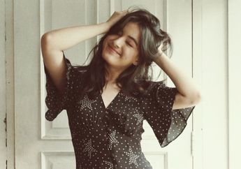 Tampil Chic Pakai Outfit Nuansa Hitam Putih Ala Mawar Eva de Jongh!