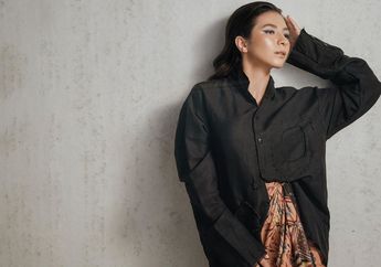 Fresh! Ini 4 Cara Unik Shalom Razade, Putri Wulan Guritno Pakai Kemeja