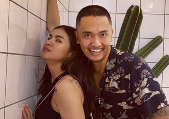 Pamer Momen Mesra Berbalut Selimut Putih di Atas Ranjang, Uus dan Sang Istri Tampak Bahagia Rayakan Hari Pernikahan: Baru Tahun Ini Tukeran Kado!