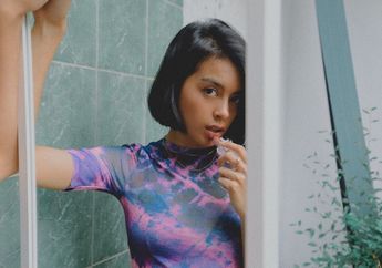 4 Gaya Unik Eva Celia, Putri Sophia Latjuba Pakai Blouse Putih!
