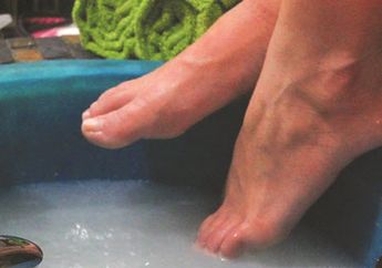 Sedot Racun Tubuh dengan DIY Detoks Kaki Mudah Ini. Cuma 3 Bahan!