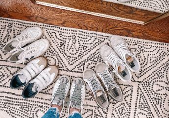 Kendarai Skutik Lebih Disarankan Pakai Sneakers Ketimbang Sendal, Ini 4 Pilihannya yang Bakal Nge-Trend