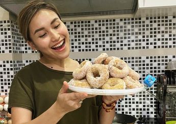 Pakai Daster Plus Tanpa Makeup, Ayu Ting Ting Pamer Kue Cucur Buatannya