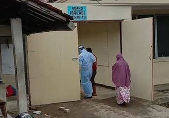 Tutupi Hidung dan Mulut Pakai Kedua Telapak Tangan, Warga Tasikmalaya Asik Nonton Penjemputan PDP Virus Corona