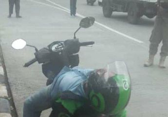 Dikira Kena Corona, Driver Ojol yang Tergeletak di Atas Motor di Pinggir Jalan Ternyata Hanya Tertidur Pulas, Tak Bangun Meski Sudah 15 Menit Dengar Sirine Satpol PP!