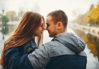 Tanda-tanda 3 Zodiak Saat Lagi Jatuh Cinta, Aquarius: Memastikan Sendiri Dengan Cara Mereka!