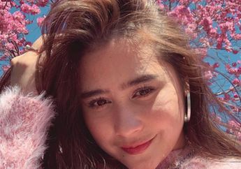 Bagikan Potret Kerja di Atas Kasur, Prilly Latuconsina Rupanya Senang Work From Home: Bisa Kerja, Meeting No Makeup dan Dasteran!