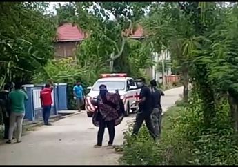 Viral! Warga Desa Berjejer di Pinggir Jalan Demi Semangati Tetangganya yang Dijemput Ambulans Rumah Sakit Karena Positif Corona