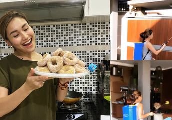 Lakukan Penyemprotan Disinfektan Sendiri di Rumahnya, Ayu Ting Ting Tampil Cuek Pakai Baju Tidur Tanpa Makeup
