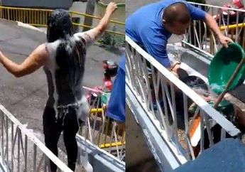 Viral Video Wanita Dimandikan Usai Pulang dari Pasar Demi Cegah Corona, Pasrah Disiram Seember Air di Depan Rumah